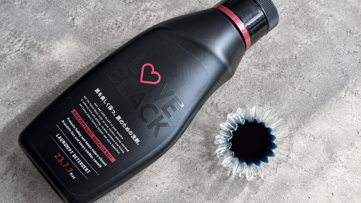 LOVE BLACK のボトルと、青い色素を入れたガラスの小皿